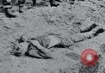 Standbild Polnischen und Russischen Opfer im Konzentrationslager Arnstadt Deutschland, 1945, aus Sekunde 61 historischem Filmmaterial Videoclip 65675073891