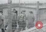 Standbild Haufen von toten Körpern Weimar Deutschland, 1945, aus Sekunde 6 historischem Filmmaterial Videoclip 65675073892