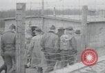 Standbild Haufen von toten Körpern Weimar Deutschland, 1945, aus Sekunde 7 historischem Filmmaterial Videoclip 65675073892