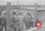 Standbild Haufen von toten Körpern Weimar Deutschland, 1945, aus Sekunde 8 historischem Filmmaterial Videoclip 65675073892