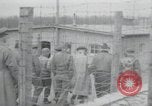 Standbild Haufen von toten Körpern Weimar Deutschland, 1945, aus Sekunde 9 historischem Filmmaterial Videoclip 65675073892