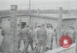 Standbild Haufen von toten Körpern Weimar Deutschland, 1945, aus Sekunde 10 historischem Filmmaterial Videoclip 65675073892