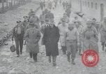 Standbild Haufen von toten Körpern Weimar Deutschland, 1945, aus Sekunde 11 historischem Filmmaterial Videoclip 65675073892