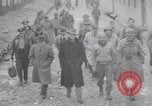 Standbild Haufen von toten Körpern Weimar Deutschland, 1945, aus Sekunde 12 historischem Filmmaterial Videoclip 65675073892