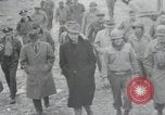 Standbild Haufen von toten Körpern Weimar Deutschland, 1945, aus Sekunde 14 historischem Filmmaterial Videoclip 65675073892