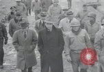 Standbild Haufen von toten Körpern Weimar Deutschland, 1945, aus Sekunde 15 historischem Filmmaterial Videoclip 65675073892
