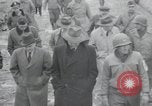 Standbild Haufen von toten Körpern Weimar Deutschland, 1945, aus Sekunde 16 historischem Filmmaterial Videoclip 65675073892