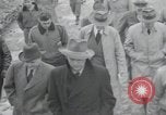 Standbild Haufen von toten Körpern Weimar Deutschland, 1945, aus Sekunde 17 historischem Filmmaterial Videoclip 65675073892