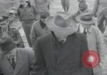 Standbild Haufen von toten Körpern Weimar Deutschland, 1945, aus Sekunde 18 historischem Filmmaterial Videoclip 65675073892