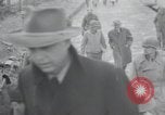 Standbild Haufen von toten Körpern Weimar Deutschland, 1945, aus Sekunde 20 historischem Filmmaterial Videoclip 65675073892