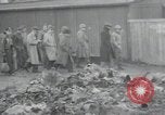 Standbild Haufen von toten Körpern Weimar Deutschland, 1945, aus Sekunde 22 historischem Filmmaterial Videoclip 65675073892
