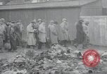 Standbild Haufen von toten Körpern Weimar Deutschland, 1945, aus Sekunde 23 historischem Filmmaterial Videoclip 65675073892