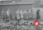 Standbild Haufen von toten Körpern Weimar Deutschland, 1945, aus Sekunde 24 historischem Filmmaterial Videoclip 65675073892