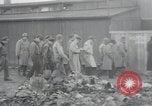 Standbild Haufen von toten Körpern Weimar Deutschland, 1945, aus Sekunde 25 historischem Filmmaterial Videoclip 65675073892