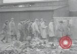 Standbild Haufen von toten Körpern Weimar Deutschland, 1945, aus Sekunde 26 historischem Filmmaterial Videoclip 65675073892