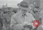 Standbild Haufen von toten Körpern Weimar Deutschland, 1945, aus Sekunde 27 historischem Filmmaterial Videoclip 65675073892