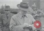 Standbild Haufen von toten Körpern Weimar Deutschland, 1945, aus Sekunde 28 historischem Filmmaterial Videoclip 65675073892