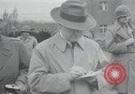 Standbild Haufen von toten Körpern Weimar Deutschland, 1945, aus Sekunde 29 historischem Filmmaterial Videoclip 65675073892