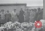 Standbild Haufen von toten Körpern Weimar Deutschland, 1945, aus Sekunde 31 historischem Filmmaterial Videoclip 65675073892