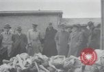 Standbild Haufen von toten Körpern Weimar Deutschland, 1945, aus Sekunde 32 historischem Filmmaterial Videoclip 65675073892