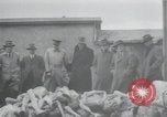 Standbild Haufen von toten Körpern Weimar Deutschland, 1945, aus Sekunde 34 historischem Filmmaterial Videoclip 65675073892