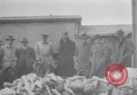 Standbild Haufen von toten Körpern Weimar Deutschland, 1945, aus Sekunde 35 historischem Filmmaterial Videoclip 65675073892