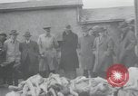 Standbild Haufen von toten Körpern Weimar Deutschland, 1945, aus Sekunde 37 historischem Filmmaterial Videoclip 65675073892
