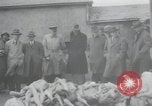 Standbild Haufen von toten Körpern Weimar Deutschland, 1945, aus Sekunde 38 historischem Filmmaterial Videoclip 65675073892