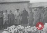 Standbild Haufen von toten Körpern Weimar Deutschland, 1945, aus Sekunde 39 historischem Filmmaterial Videoclip 65675073892