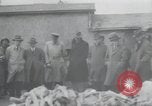 Standbild Haufen von toten Körpern Weimar Deutschland, 1945, aus Sekunde 40 historischem Filmmaterial Videoclip 65675073892