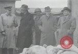 Standbild Haufen von toten Körpern Weimar Deutschland, 1945, aus Sekunde 41 historischem Filmmaterial Videoclip 65675073892
