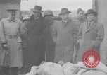 Standbild Haufen von toten Körpern Weimar Deutschland, 1945, aus Sekunde 43 historischem Filmmaterial Videoclip 65675073892