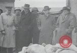 Standbild Haufen von toten Körpern Weimar Deutschland, 1945, aus Sekunde 44 historischem Filmmaterial Videoclip 65675073892