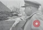 Standbild Haufen von toten Körpern Weimar Deutschland, 1945, aus Sekunde 47 historischem Filmmaterial Videoclip 65675073892