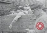 Standbild Haufen von toten Körpern Weimar Deutschland, 1945, aus Sekunde 48 historischem Filmmaterial Videoclip 65675073892