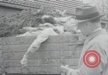 Standbild Haufen von toten Körpern Weimar Deutschland, 1945, aus Sekunde 49 historischem Filmmaterial Videoclip 65675073892