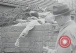 Standbild Haufen von toten Körpern Weimar Deutschland, 1945, aus Sekunde 50 historischem Filmmaterial Videoclip 65675073892
