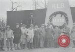 Standbild Haufen von toten Körpern Weimar Deutschland, 1945, aus Sekunde 51 historischem Filmmaterial Videoclip 65675073892