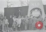 Standbild Haufen von toten Körpern Weimar Deutschland, 1945, aus Sekunde 52 historischem Filmmaterial Videoclip 65675073892