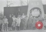 Standbild Haufen von toten Körpern Weimar Deutschland, 1945, aus Sekunde 55 historischem Filmmaterial Videoclip 65675073892
