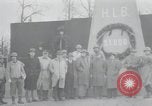 Standbild Haufen von toten Körpern Weimar Deutschland, 1945, aus Sekunde 56 historischem Filmmaterial Videoclip 65675073892