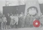 Standbild Haufen von toten Körpern Weimar Deutschland, 1945, aus Sekunde 57 historischem Filmmaterial Videoclip 65675073892