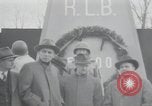 Standbild Haufen von toten Körpern Weimar Deutschland, 1945, aus Sekunde 60 historischem Filmmaterial Videoclip 65675073892