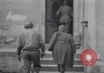 Standbild USA Offiziere Cham Deutschland, 1945, aus Sekunde 49 historischem Filmmaterial Videoclip 65675073895