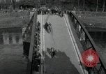 Immagine di Il tedesco civili e militari e rilasciati prigionieri alleato per attraversare il ponte Grimma Germania, 1945, secondo 4 filmato di repertorio 65675073902