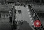Immagine di Il tedesco civili e militari e rilasciati prigionieri alleato per attraversare il ponte Grimma Germania, 1945, secondo 5 filmato di repertorio 65675073902
