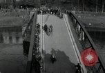 Immagine di Il tedesco civili e militari e rilasciati prigionieri alleato per attraversare il ponte Grimma Germania, 1945, secondo 6 filmato di repertorio 65675073902