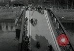 Immagine di Il tedesco civili e militari e rilasciati prigionieri alleato per attraversare il ponte Grimma Germania, 1945, secondo 7 filmato di repertorio 65675073902