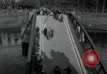 Immagine di Il tedesco civili e militari e rilasciati prigionieri alleato per attraversare il ponte Grimma Germania, 1945, secondo 8 filmato di repertorio 65675073902