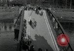 Immagine di Il tedesco civili e militari e rilasciati prigionieri alleato per attraversare il ponte Grimma Germania, 1945, secondo 9 filmato di repertorio 65675073902